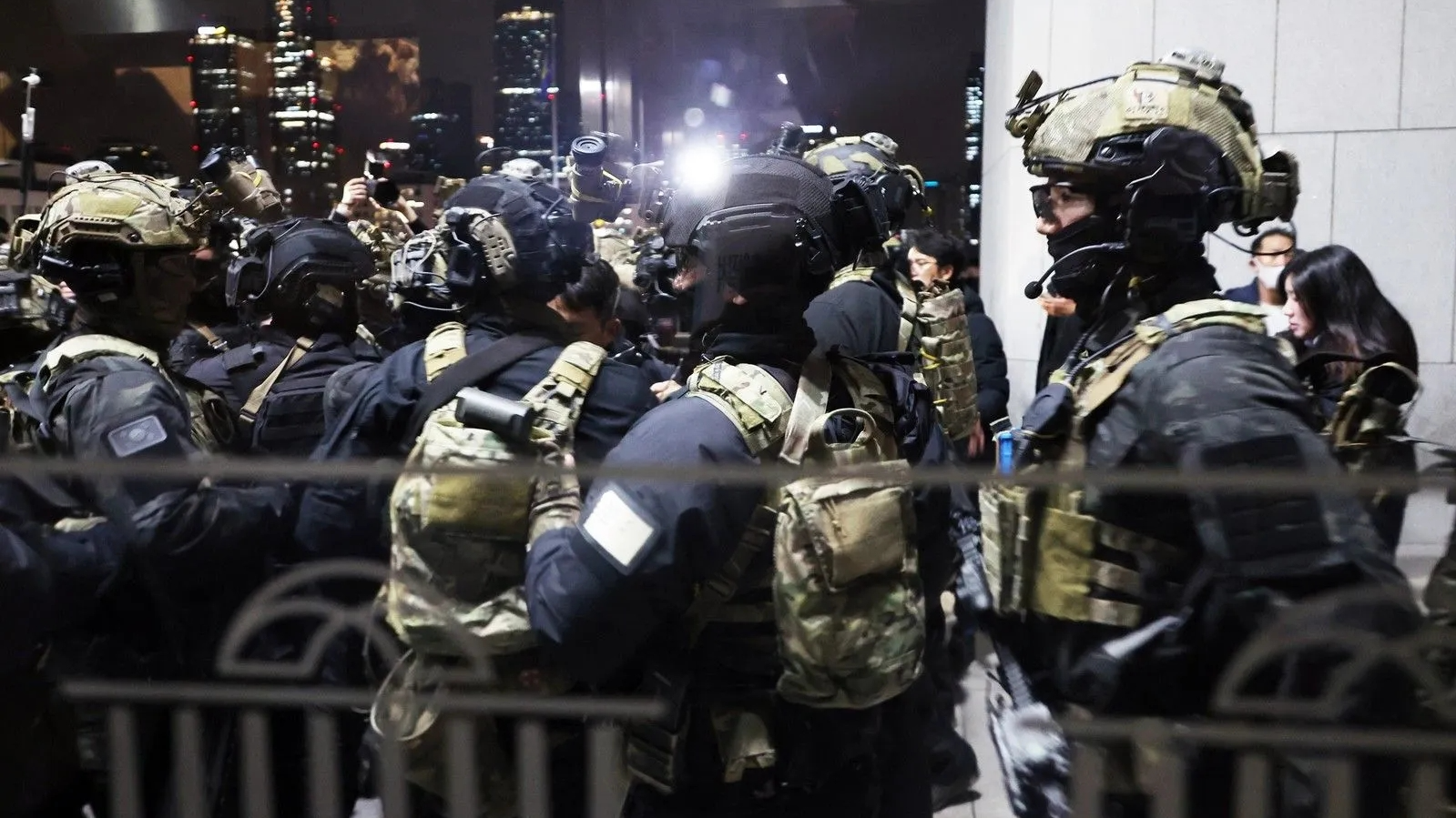 Σκηνές χάους στην Ν. Κορέα – Απόπειρα “προεδρικού πραξικοπήματος”